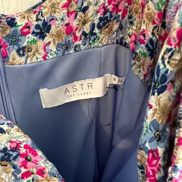 ASTR The Label, FLORAL PUFF SLEEVE MINI DRESS - Picture 6 of 7